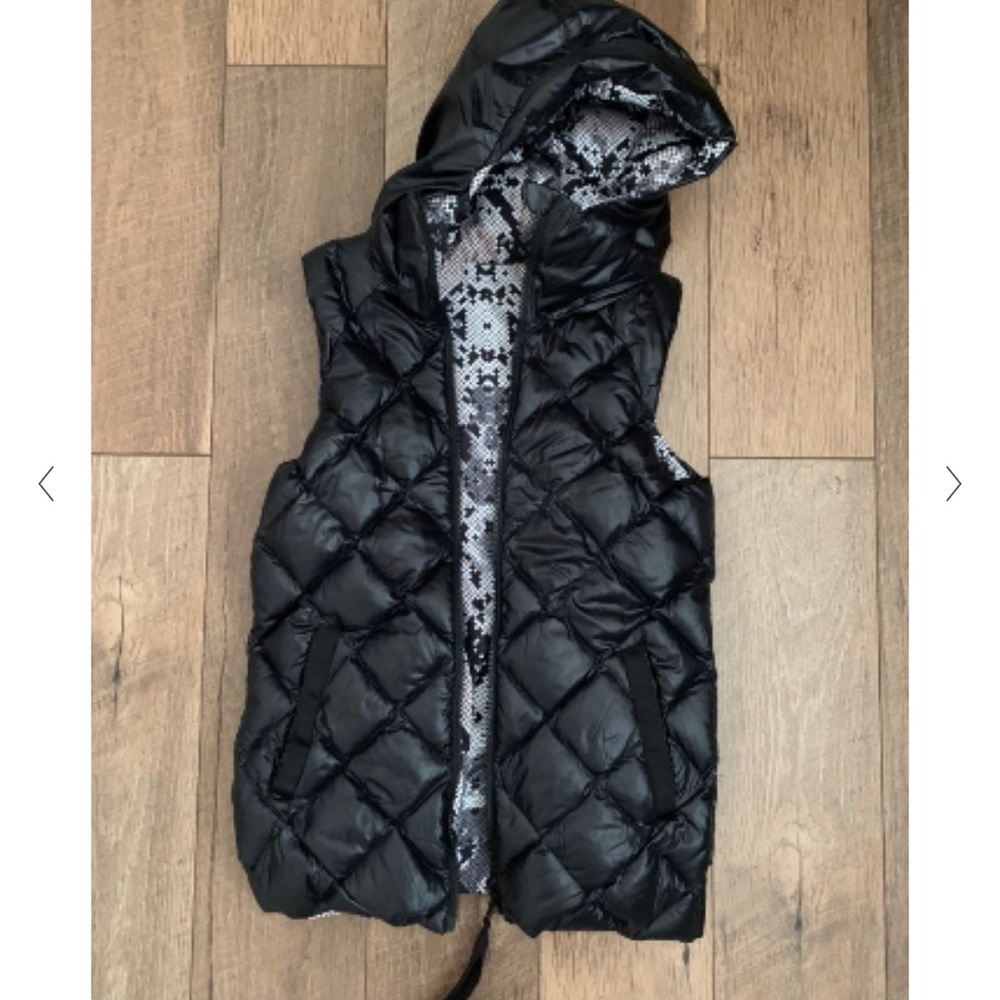 Lululemon reversible black and snake print puff vest size 10